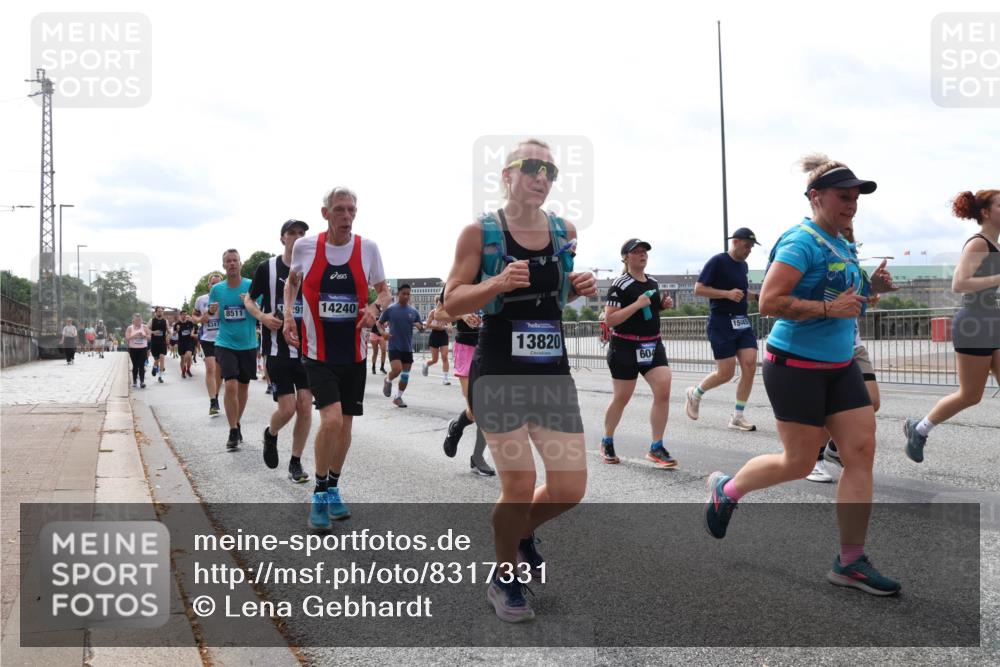29.06.2025 - hella hamburg halbmarathon Lena Gebhardt http://msf.ph/oto/8317331 29.06.2025 10:22:31 Lombardsbrücke 8511, 91, 14240, 13820, 604, 15445, 1003, 1029, 1187, 1419, 1598, 2009, 2022, 2063, 2294, 2351, 2479, 2514, 2766, 2886, 3003, 3050, 3108, 3172, 3430, 3457, 3458, 3511, 3600, 3601, 3768, 3910, 3946, 4113, 4114, 4131, 4366, 4556, 4559, 4829, 4969, 4970, 5079, 5223, 5343, 5798, 5838, 6030, 6048, 6049, 6303, 6307, 6347, 6820, 6826, 6899, 6977, 7097, 7188, 7190, 7276, 7529, 7794, 7925, 8355, 8431, 8511, 8855, 8884, 8931, 8954, 9256, 10826, 14801 meine-sportfotos.de