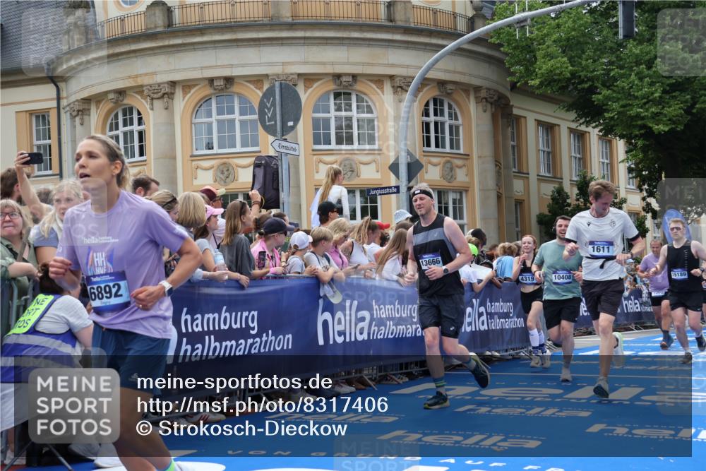 29.06.2025 - hella hamburg halbmarathon Strokosch-Dieckow http://msf.ph/oto/8317406 29.06.2025 10:58:06 Ziel 1563, 1611, 2907, 3141, 4319, 4426, 4579, 6104, 6531, 6892, 8089, 8290, 10036, 10408, 11832, 12773, 13666, 15090, 15125, 15189, 15527, 18068 meine-sportfotos.de