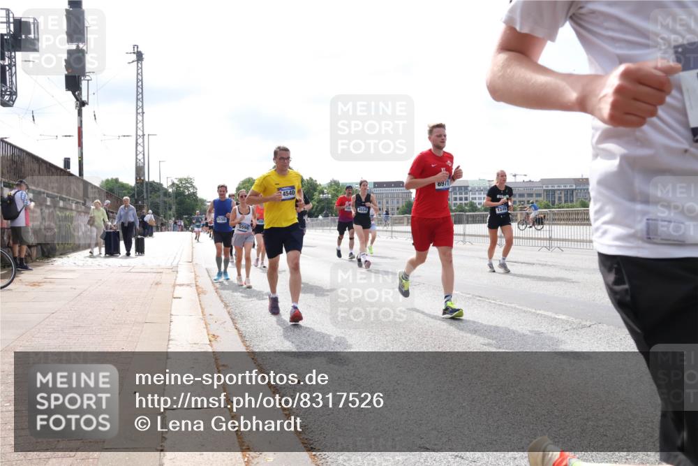 29.06.2025 - hella hamburg halbmarathon Lena Gebhardt http://msf.ph/oto/8317526 29.06.2025 10:12:38 Lombardsbrücke 5150, 5598, 4540, 897, 1249, 1020, 1051, 1249, 1610, 1785, 1850, 1851, 1939, 2531, 2661, 2891, 2963, 2964, 3182, 3248, 3262, 3746, 4453, 4499, 4554, 5150, 5166, 5176, 5597, 5598, 6207, 6822, 6871, 6966, 7014, 7474, 7907, 8917, 8971, 9253, 9254, 9405, 9705, 10067, 10581, 10685, 11025, 11509, 11720, 12456, 13566, 13816, 14313, 14540, 14863, 14868, 14869, 15012, 15369, 16323, 16379, 16473, 16826, 16911, 17061, 17994, 18178, 18429, 18493, 18530 meine-sportfotos.de