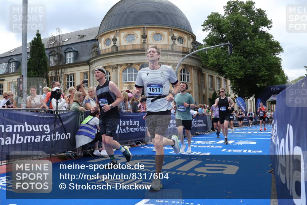 29.06.2025 - hella hamburg halbmarathon Strokosch-Dieckow http://msf.ph/oto/8317604 29.06.2025 10:58:07 Ziel 1563, 1611, 2907, 3141, 4319, 4426, 6104, 6892, 8290, 10036, 10408, 11832, 12773, 13666, 14631, 15090, 15125, 15189, 18068 meine-sportfotos.de