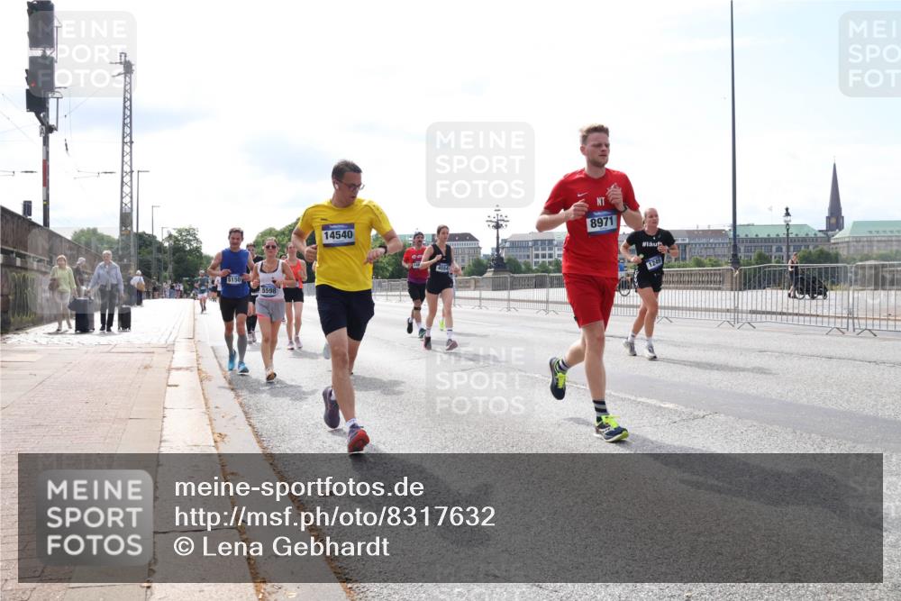 29.06.2025 - hella hamburg halbmarathon Lena Gebhardt http://msf.ph/oto/8317632 29.06.2025 10:12:39 Lombardsbrücke 5150, 5598, 14540, 8971, 1249, 1020, 1051, 1249, 1610, 1785, 1850, 1851, 1939, 2531, 2661, 2891, 2963, 2964, 3182, 3248, 3262, 3746, 4453, 4499, 4532, 4554, 5150, 5166, 5176, 5597, 5598, 6207, 6822, 6871, 6966, 7014, 7474, 7907, 8917, 8971, 9253, 9254, 9405, 9705, 10067, 10581, 10685, 11025, 11509, 11720, 12456, 13566, 13816, 14313, 14540, 14863, 14868, 14869, 15012, 15369, 15531, 16323, 16379, 16473, 16826, 16911, 17061, 17994, 18178, 18493, 18530 meine-sportfotos.de