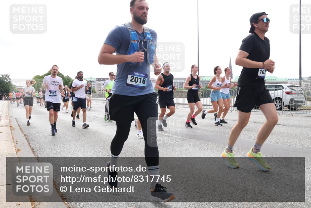 29.06.2025 - hella hamburg halbmarathon Lena Gebhardt http://msf.ph/oto/8317745 29.06.2025 10:37:29 Lombardsbrücke 1293, 1337, 710, 2016, 1730, 107, 1022, 1276, 1337, 1475, 1488, 1490, 1597, 1819, 2016, 2031, 2072, 2104, 2199, 2272, 2480, 2486, 2640, 2853, 3127, 3230, 3633, 3714, 4097, 4347, 4733, 5146, 5171, 5186, 5224, 5522, 5538, 5560, 5640, 5786, 5790, 5875, 5940, 6172, 6243, 6584, 6804, 6821, 6955, 7085, 7124, 7202, 7235, 7321, 7350, 7544, 7707, 7777, 7823, 8007, 8257, 8258, 8315, 8811, 8843, 9054, 9055, 9247, 9524, 9895, 10506, 12123, 12254, 12472, 12824, 16680, 17798 meine-sportfotos.de