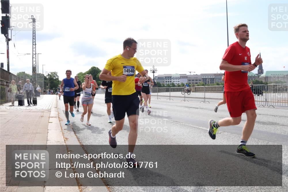 29.06.2025 - hella hamburg halbmarathon Lena Gebhardt http://msf.ph/oto/8317761 29.06.2025 10:12:39 Lombardsbrücke 5150, 5598, 559, 14540, 4554, 1020, 1051, 1249, 1610, 1785, 1850, 1851, 1939, 2531, 2661, 2891, 2963, 2964, 3182, 3248, 3262, 3746, 4453, 4499, 4532, 4554, 5150, 5166, 5176, 5597, 5598, 6207, 6822, 6871, 6966, 7014, 7474, 7907, 8917, 8971, 9253, 9254, 9405, 9705, 10067, 10581, 10685, 11025, 11509, 11720, 12456, 13566, 13816, 14313, 14540, 14863, 14868, 14869, 15012, 15369, 15531, 16323, 16379, 16473, 16826, 16911, 17061, 17994, 18178, 18493, 18530 meine-sportfotos.de