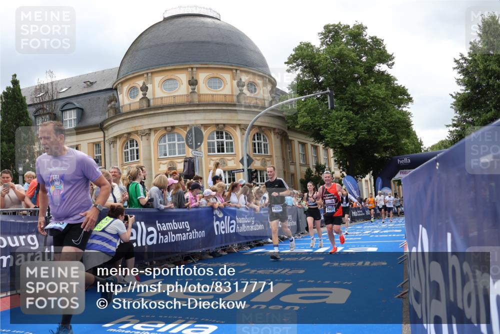 29.06.2025 - hella hamburg halbmarathon Strokosch-Dieckow http://msf.ph/oto/8317771 29.06.2025 10:58:10 Ziel 1563, 1595, 1611, 2907, 4319, 4426, 4592, 6104, 6892, 8290, 9230, 10408, 11645, 13666, 14631, 15125, 15189, 18068 meine-sportfotos.de