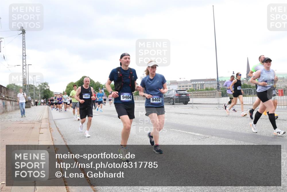 29.06.2025 - hella hamburg halbmarathon Lena Gebhardt http://msf.ph/oto/8317785 29.06.2025 10:57:03 Lombardsbrücke 18281, 9404, 9402, 3276, 517, 1207, 2041, 2370, 2871, 2887, 2932, 2991, 3195, 3348, 3387, 3418, 3438, 3470, 3485, 3516, 3517, 3614, 3723, 3851, 4086, 4094, 4106, 4118, 4241, 4485, 4568, 4569, 4611, 4998, 5057, 5316, 5589, 5639, 5911, 5944, 6053, 6284, 6348, 6349, 6832, 6981, 7381, 7416, 7417, 7592, 7787, 7964, 8039, 8150, 8197, 8224, 8546, 8552, 8679, 8851, 8853, 8939, 8943, 9110, 9172, 9210, 9298, 9299, 9910, 10571 meine-sportfotos.de