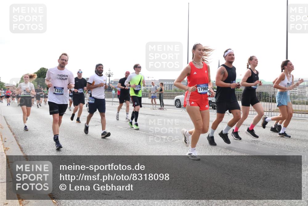 29.06.2025 - hella hamburg halbmarathon Lena Gebhardt http://msf.ph/oto/8318098 29.06.2025 10:37:30 Lombardsbrücke 1295, 1337, 13077, 8710, 12762, 17965, 1022, 1276, 1337, 1475, 1488, 1490, 1597, 1819, 2016, 2031, 2072, 2104, 2199, 2272, 2480, 2486, 2640, 2853, 3127, 3230, 3633, 3714, 4097, 4347, 4733, 5146, 5171, 5186, 5522, 5560, 5640, 5786, 5790, 5875, 5940, 6172, 6243, 6584, 6804, 6821, 6955, 7085, 7124, 7235, 7321, 7350, 7544, 7707, 7777, 7823, 8007, 8257, 8258, 8315, 8811, 8843, 9054, 9055, 9247, 9288, 9524, 9895, 10159, 10506, 12123, 12254, 12472, 12824, 16680, 17798 meine-sportfotos.de