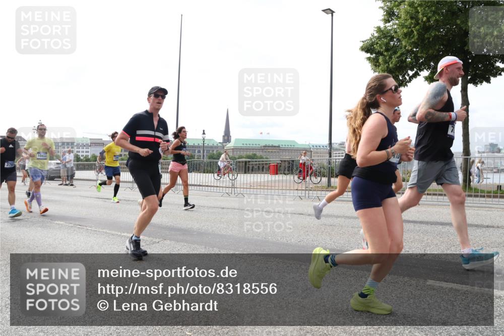 29.06.2025 - hella hamburg halbmarathon Lena Gebhardt http://msf.ph/oto/8318556 29.06.2025 10:22:35 Lombardsbrücke 3765, 10432, 1003, 1029, 1187, 1419, 1598, 2009, 2022, 2063, 2294, 2351, 2479, 2514, 2766, 2886, 3003, 3050, 3108, 3172, 3430, 3457, 3458, 3511, 3600, 3601, 3910, 3946, 4113, 4114, 4131, 4366, 4556, 4559, 4829, 4969, 4970, 5079, 5223, 5343, 5629, 5798, 5838, 6030, 6048, 6049, 6303, 6307, 6347, 6820, 6826, 6899, 6977, 7097, 7188, 7190, 7276, 7529, 7794, 7925, 8355, 8511, 8855, 8884, 8931, 8954, 9256, 10826, 13921, 14525, 14801 meine-sportfotos.de