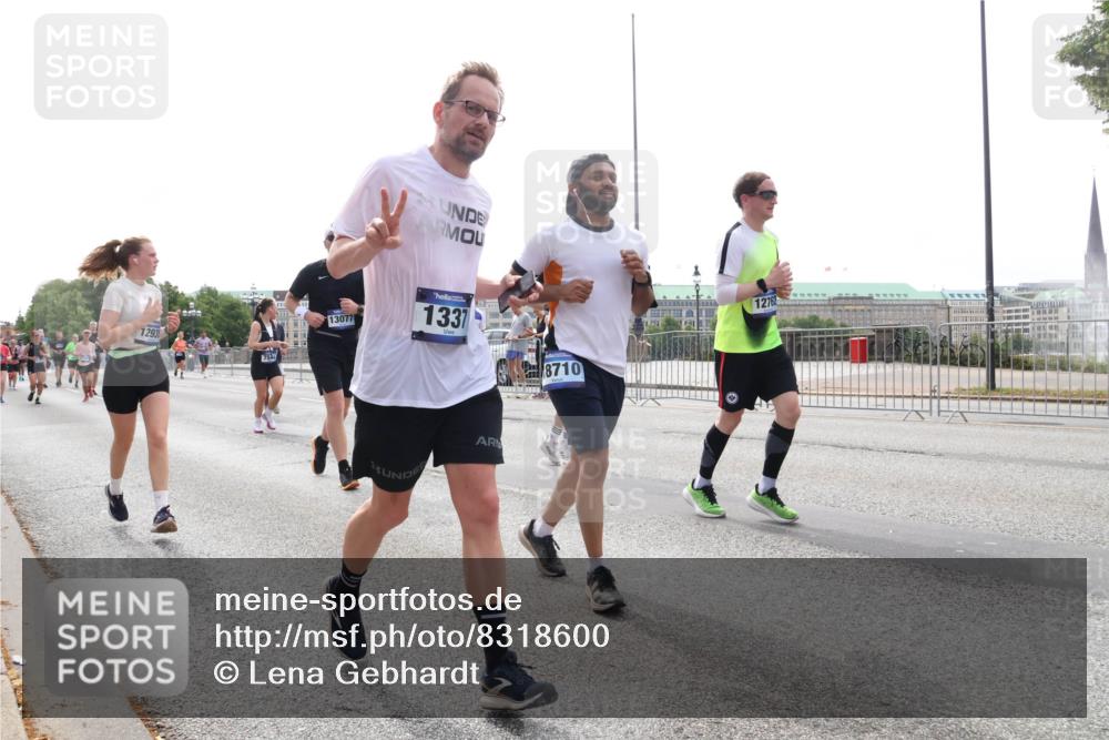 29.06.2025 - hella hamburg halbmarathon Lena Gebhardt http://msf.ph/oto/8318600 29.06.2025 10:37:31 Lombardsbrücke 1293, 754, 13077, 1337, 8710, 12762, 1022, 1276, 1337, 1475, 1597, 1819, 2016, 2031, 2072, 2104, 2199, 2272, 2480, 2486, 2640, 2853, 3127, 3230, 3633, 3714, 4097, 4347, 4733, 5146, 5171, 5186, 5522, 5560, 5786, 5790, 5875, 5940, 6172, 6243, 6584, 6804, 6821, 6955, 7085, 7124, 7235, 7321, 7350, 7544, 7707, 7777, 7823, 8257, 8258, 8315, 8811, 8843, 9054, 9055, 9247, 9288, 9524, 9895, 10159, 10506, 12123, 12254, 12472, 12824, 16680, 17798 meine-sportfotos.de