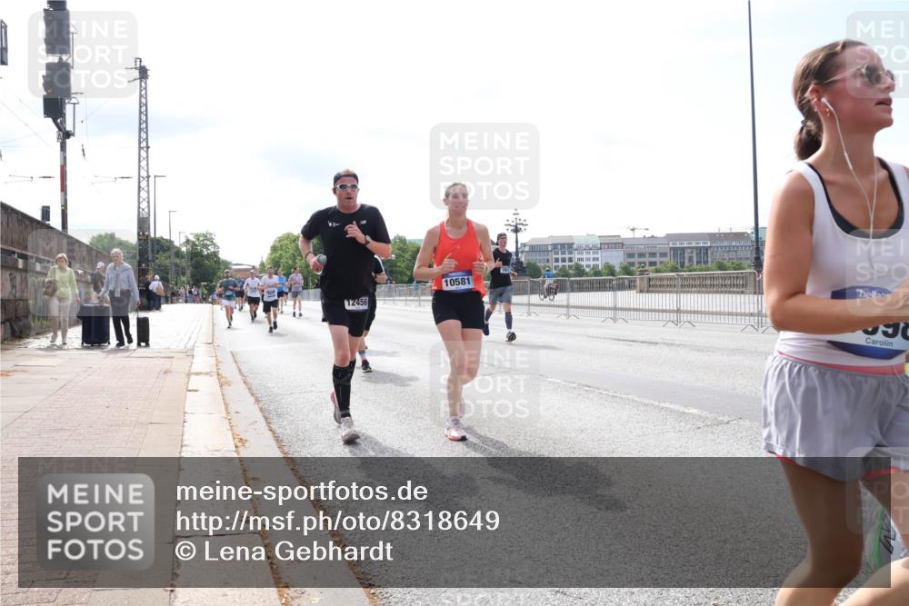 29.06.2025 - hella hamburg halbmarathon Lena Gebhardt http://msf.ph/oto/8318649 29.06.2025 10:12:42 Lombardsbrücke 10581, 12456, 1020, 1051, 1249, 1610, 1785, 1850, 1851, 1939, 2531, 2661, 2891, 2942, 2963, 2964, 3182, 3248, 3262, 3746, 4453, 4499, 4532, 4554, 5150, 5166, 5176, 5597, 5598, 6207, 6822, 6871, 6966, 7014, 7907, 8917, 8971, 9254, 9405, 10067, 10402, 10581, 10685, 11025, 11509, 11720, 12456, 13566, 13816, 14404, 14540, 14863, 14868, 14869, 15012, 15369, 15531, 16323, 16379, 16473, 16826, 16911, 17061, 17994, 18178, 18493, 18530 meine-sportfotos.de