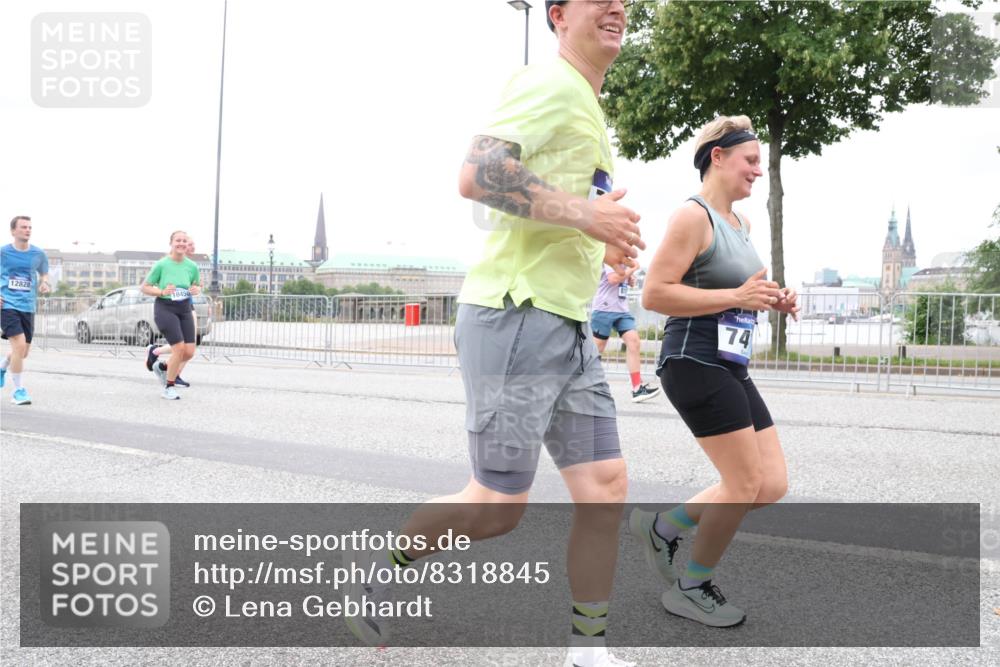 29.06.2025 - hella hamburg halbmarathon Lena Gebhardt http://msf.ph/oto/8318845 29.06.2025 10:57:07 Lombardsbrücke 1207, 2041, 2370, 2871, 2932, 3195, 3348, 3387, 3418, 3470, 3485, 3516, 3517, 3723, 3851, 4086, 4094, 4106, 4118, 4180, 4241, 4485, 4568, 4569, 4611, 4998, 5057, 5316, 5589, 5639, 5738, 5911, 5944, 6053, 6284, 6348, 6349, 6832, 6981, 7381, 7416, 7417, 7592, 7728, 7787, 7964, 8039, 8150, 8197, 8224, 8287, 8546, 8552, 8679, 8851, 8853, 9110, 9172, 9210, 9298, 9299 meine-sportfotos.de