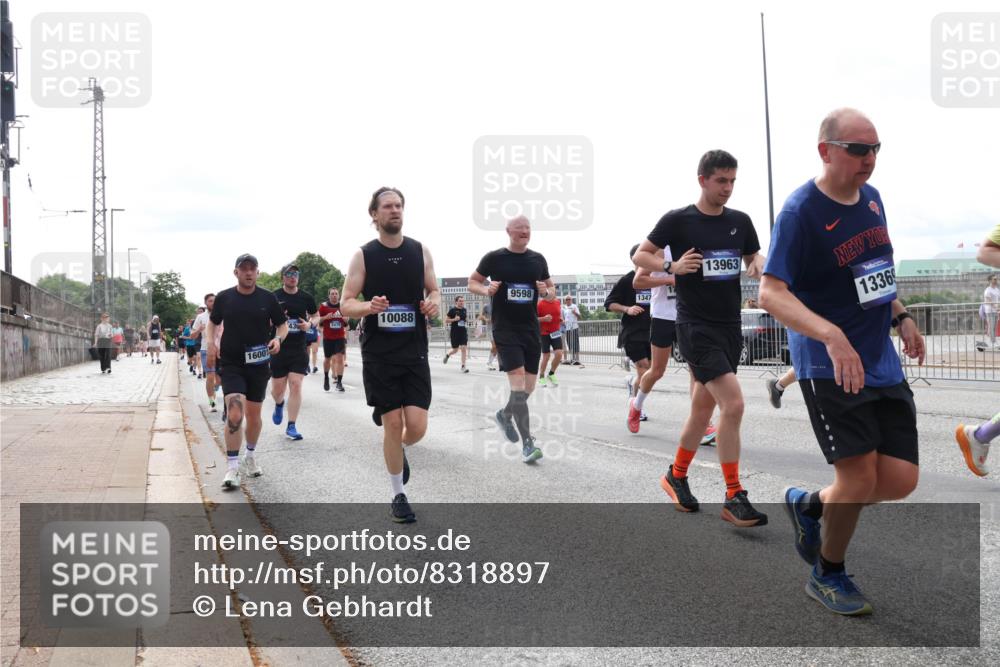 29.06.2025 - hella hamburg halbmarathon Lena Gebhardt http://msf.ph/oto/8318897 29.06.2025 10:22:38 Lombardsbrücke 1600, 2479, 10088, 9598, 1347, 13963, 1336, 1029, 1187, 1419, 1598, 2022, 2063, 2294, 2351, 2479, 2766, 2886, 3003, 3108, 3430, 3457, 3511, 3600, 3601, 3910, 3946, 4113, 4114, 4131, 4366, 4556, 4559, 4829, 4969, 4970, 5079, 5223, 5343, 5629, 5798, 5838, 6030, 6048, 6049, 6303, 6307, 6347, 6820, 6826, 6899, 6977, 7097, 7188, 7190, 7276, 7529, 7794, 7925, 8355, 8511, 8855, 8884, 8931, 8954, 9256, 10826, 12190, 13921, 14525, 14801 meine-sportfotos.de