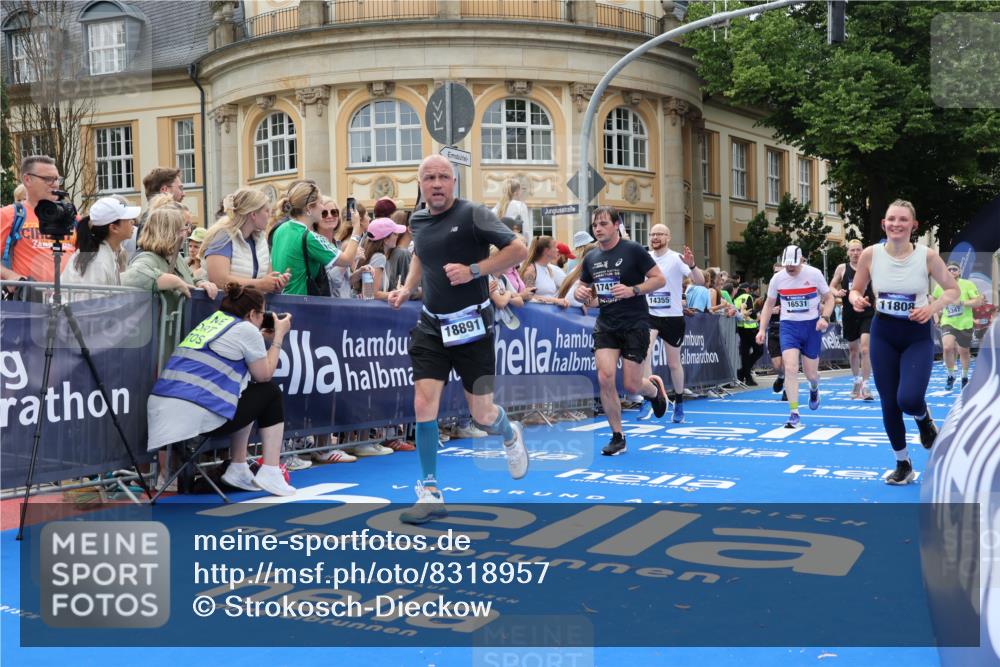 29.06.2025 - hella hamburg halbmarathon Strokosch-Dieckow http://msf.ph/oto/8318957 29.06.2025 10:58:26 Ziel 3251, 4550, 4708, 4767, 5341, 5347, 6138, 6147, 7082, 7476, 9316, 9485, 11808, 12712, 12879, 14355, 15434, 16531, 17415, 18266, 18556, 18891, 19166 meine-sportfotos.de