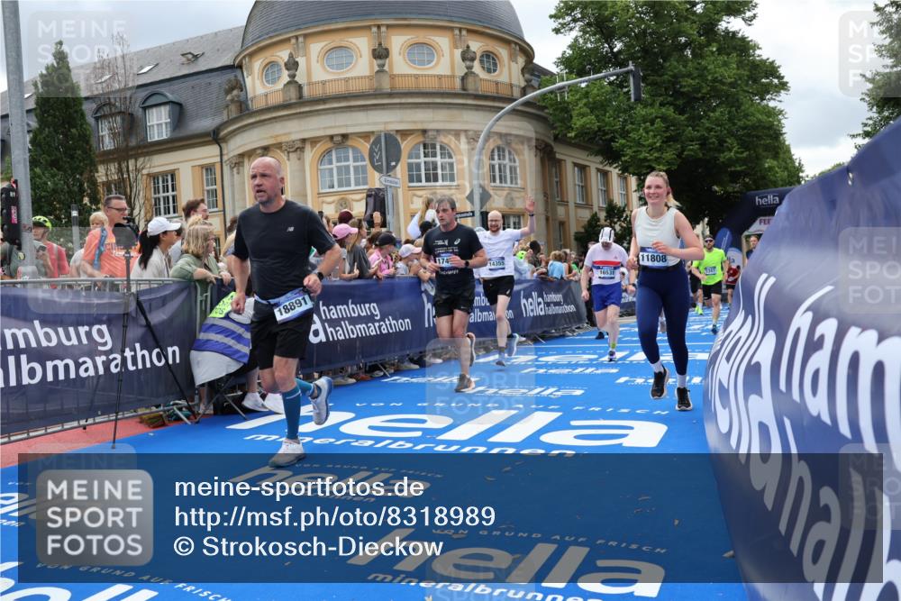 29.06.2025 - hella hamburg halbmarathon Strokosch-Dieckow http://msf.ph/oto/8318989 29.06.2025 10:58:27 Ziel 2978, 3251, 4467, 4550, 4767, 5341, 5347, 6138, 7082, 7476, 9316, 9485, 11808, 12712, 12809, 12879, 14355, 15434, 16531, 17415, 18266, 18556, 18891, 19166 meine-sportfotos.de