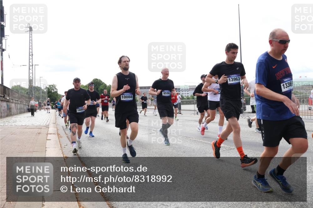 29.06.2025 - hella hamburg halbmarathon Lena Gebhardt http://msf.ph/oto/8318992 29.06.2025 10:22:38 Lombardsbrücke 10088, 9598, 1600, 13963, 13369, 1029, 1187, 1419, 1598, 2022, 2063, 2294, 2351, 2479, 2766, 2886, 3003, 3108, 3430, 3457, 3511, 3600, 3601, 3910, 3946, 4113, 4114, 4131, 4366, 4556, 4559, 4829, 4969, 4970, 5079, 5223, 5343, 5629, 5798, 5838, 6030, 6048, 6049, 6303, 6307, 6347, 6820, 6826, 6899, 6977, 7097, 7188, 7190, 7276, 7529, 7794, 7925, 8355, 8511, 8855, 8884, 8931, 8954, 9256, 10826, 12190, 13921, 14525, 14801 meine-sportfotos.de