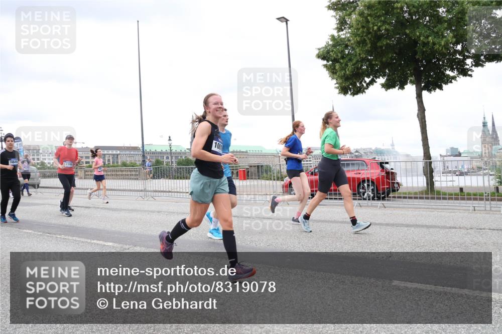 29.06.2025 - hella hamburg halbmarathon Lena Gebhardt http://msf.ph/oto/8319078 29.06.2025 10:57:09 Lombardsbrücke 16646, 1001, 1207, 2041, 2370, 2871, 2932, 3195, 3348, 3387, 3388, 3418, 3470, 3485, 3516, 3517, 3723, 3851, 4086, 4094, 4106, 4118, 4180, 4241, 4485, 4568, 4569, 4611, 4998, 5057, 5316, 5589, 5639, 5738, 5944, 6053, 6284, 6348, 6349, 6832, 6981, 7381, 7416, 7417, 7592, 7728, 7787, 7964, 8039, 8150, 8197, 8224, 8287, 8540, 8546, 8552, 8679, 8851, 8853, 9110, 9172, 9210, 9298, 9299 meine-sportfotos.de
