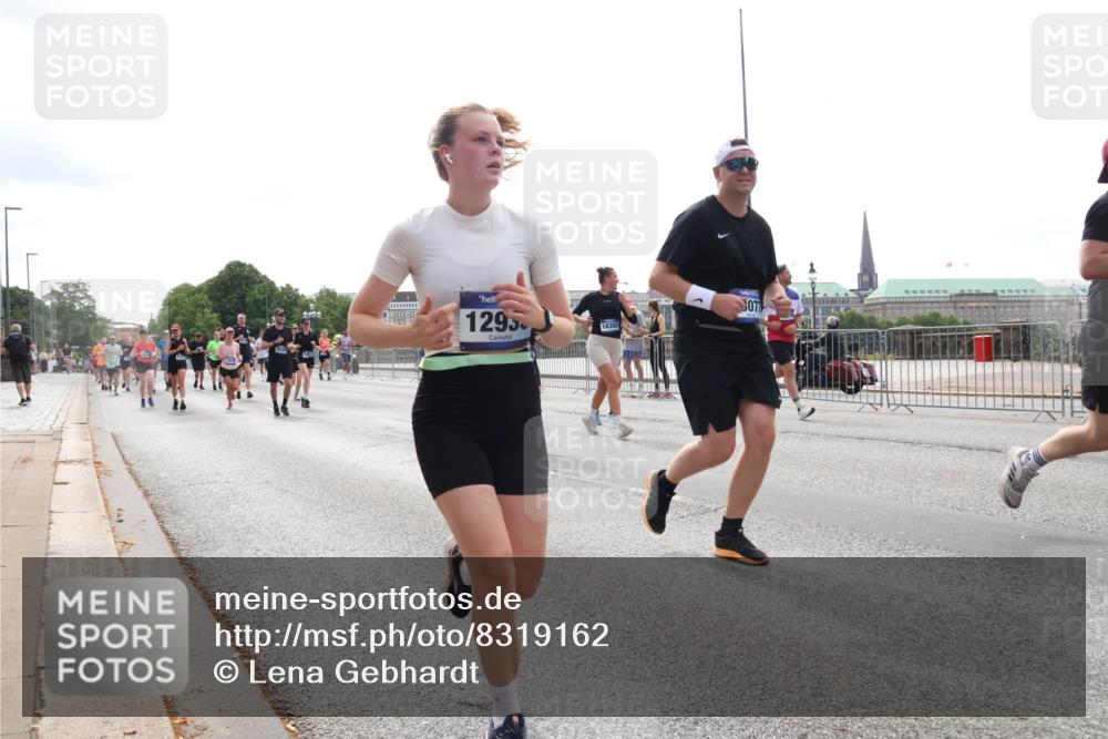 29.06.2025 - hella hamburg halbmarathon Lena Gebhardt http://msf.ph/oto/8319162 29.06.2025 10:37:32 Lombardsbrücke 1295, 16303, 1022, 1276, 1337, 1475, 1597, 1819, 2016, 2031, 2072, 2104, 2199, 2272, 2480, 2486, 2640, 2853, 3127, 3230, 3633, 3714, 4097, 4347, 4733, 5146, 5171, 5186, 5522, 5560, 5790, 5875, 5940, 6172, 6243, 6584, 6804, 6821, 6955, 7085, 7124, 7235, 7321, 7350, 7544, 7707, 7777, 7823, 8257, 8258, 8811, 8843, 9054, 9055, 9247, 9288, 9524, 9895, 10159, 10506, 12123, 12254, 12472, 12824, 16680, 17798 meine-sportfotos.de