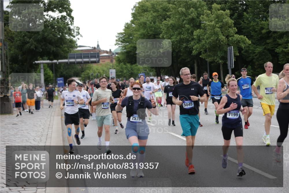 29.06.2025 - hella hamburg halbmarathon Jannik Wohlers http://msf.ph/oto/8319357 29.06.2025 10:39:15 Lombardsbrücke 2578, 2976, 3046, 4298, 4609, 4752, 5045, 5701, 6321, 6427, 6428, 6719, 6726, 6739, 7053, 7125, 7199, 7429, 8995, 9569, 9698, 9747, 9777, 10441, 10626, 10627, 10666, 10714, 10833, 11461, 11664, 11982, 12150, 12217, 12631, 12680, 13178, 13495, 14111, 14674, 14882, 15265, 15433, 15494, 16178, 17379, 17407, 17634, 17666, 17695, 18944, 19121 meine-sportfotos.de