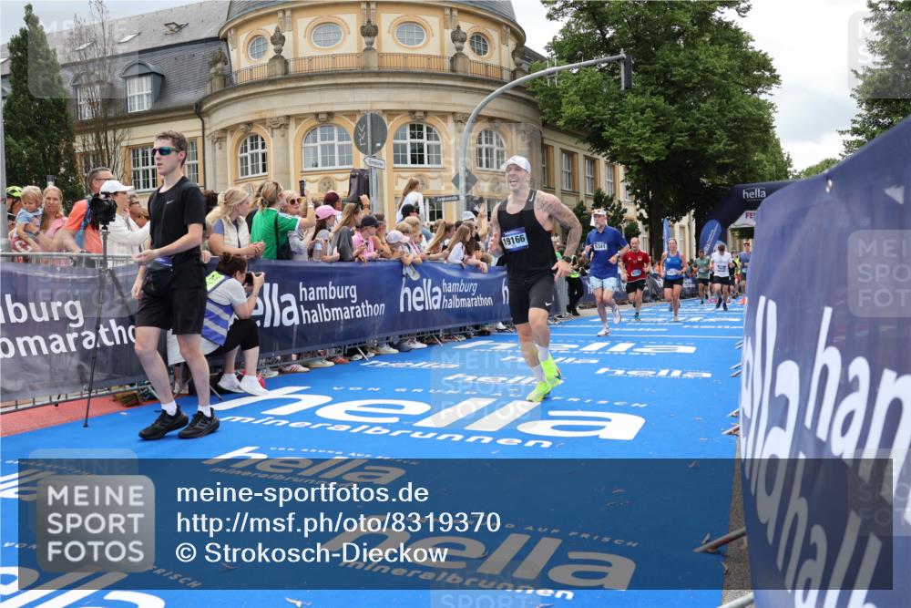 29.06.2025 - hella hamburg halbmarathon Strokosch-Dieckow http://msf.ph/oto/8319370 29.06.2025 10:58:30 Ziel 2619, 2978, 3251, 4467, 4767, 5341, 5347, 6595, 7082, 7476, 7659, 9316, 11808, 12712, 12809, 12879, 13694, 14355, 16531, 17415, 18501, 18556, 18891, 19166 meine-sportfotos.de