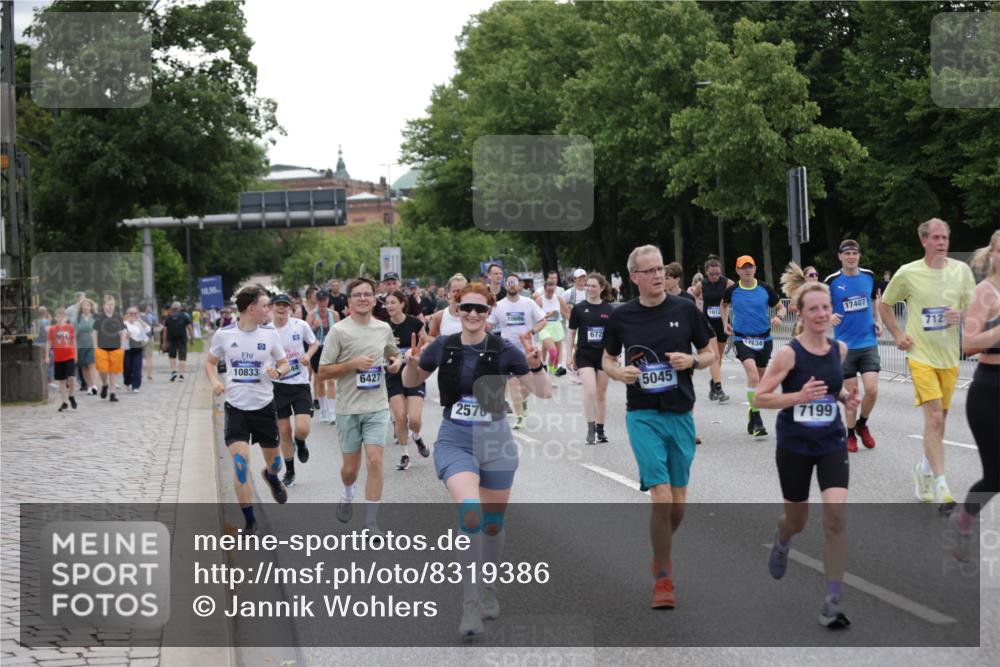 29.06.2025 - hella hamburg halbmarathon Jannik Wohlers http://msf.ph/oto/8319386 29.06.2025 10:39:15 Lombardsbrücke 2578, 2976, 3046, 4298, 4609, 4752, 5045, 5701, 6321, 6427, 6428, 6719, 6726, 6739, 7053, 7125, 7199, 7429, 8995, 9569, 9698, 9747, 9777, 10441, 10626, 10627, 10666, 10714, 10833, 11461, 11664, 11982, 12150, 12217, 12631, 12680, 13178, 13495, 14111, 14674, 14882, 15265, 15433, 15494, 16178, 17379, 17407, 17634, 17666, 17695, 18944, 19121 meine-sportfotos.de