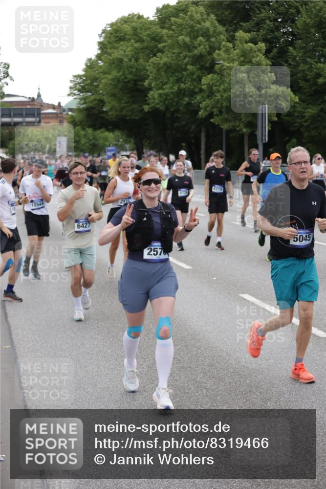 29.06.2025 - hella hamburg halbmarathon Jannik Wohlers http://msf.ph/oto/8319466 29.06.2025 10:39:16 Lombardsbrücke 2578, 2976, 3046, 4298, 4609, 4752, 5045, 5701, 6321, 6427, 6428, 6719, 6726, 6739, 7053, 7125, 7199, 7429, 8995, 9569, 9698, 9747, 9777, 10441, 10626, 10627, 10666, 10714, 10833, 11461, 11664, 11982, 12150, 12631, 12680, 13178, 13495, 14111, 14674, 14882, 15265, 15494, 16178, 17379, 17407, 17634, 17666, 17695, 18944, 19121 meine-sportfotos.de