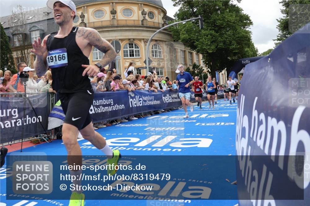 29.06.2025 - hella hamburg halbmarathon Strokosch-Dieckow http://msf.ph/oto/8319479 29.06.2025 10:58:31 Ziel 2619, 2978, 3251, 4467, 4767, 5341, 5347, 6595, 7082, 7476, 7659, 8322, 9316, 11808, 12712, 12809, 12862, 12879, 13694, 14355, 16531, 17415, 18501, 18556, 18891, 19166 meine-sportfotos.de