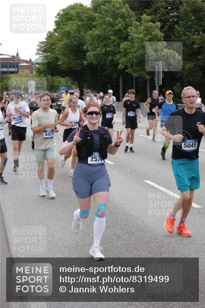 29.06.2025 - hella hamburg halbmarathon Jannik Wohlers http://msf.ph/oto/8319499 29.06.2025 10:39:17 Lombardsbrücke 2313, 2578, 2976, 3046, 4298, 4609, 4752, 5045, 5701, 6321, 6427, 6428, 6719, 6726, 6739, 7053, 7125, 7199, 7429, 8995, 9080, 9569, 9698, 9747, 9777, 10441, 10626, 10627, 10666, 10714, 10833, 11461, 11664, 11982, 12150, 12631, 12680, 13178, 13495, 14111, 14674, 14882, 15265, 15494, 16178, 17379, 17407, 17634, 17666, 17695, 18944, 19121 meine-sportfotos.de