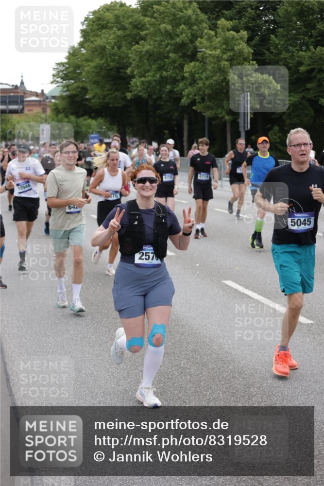 29.06.2025 - hella hamburg halbmarathon Jannik Wohlers http://msf.ph/oto/8319528 29.06.2025 10:39:17 Lombardsbrücke 2313, 2578, 2976, 3046, 4298, 4609, 4752, 5045, 5701, 6321, 6427, 6428, 6719, 6726, 6739, 7053, 7125, 7199, 7429, 8995, 9080, 9569, 9698, 9747, 9777, 10441, 10626, 10627, 10666, 10714, 10833, 11461, 11664, 11982, 12150, 12631, 12680, 13178, 13495, 14111, 14674, 14882, 15265, 15494, 16178, 17379, 17407, 17634, 17666, 17695, 18944, 19121 meine-sportfotos.de