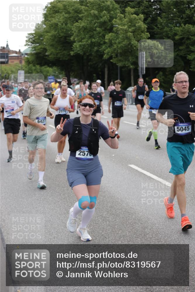 29.06.2025 - hella hamburg halbmarathon Jannik Wohlers http://msf.ph/oto/8319567 29.06.2025 10:39:17 Lombardsbrücke 2313, 2578, 2976, 3046, 4298, 4609, 4752, 5045, 5701, 6321, 6427, 6428, 6719, 6726, 6739, 7053, 7125, 7199, 7429, 8995, 9080, 9569, 9698, 9747, 9777, 10441, 10626, 10627, 10666, 10714, 10833, 11461, 11664, 11982, 12150, 12631, 12680, 13178, 13495, 14111, 14674, 14882, 15265, 15494, 16178, 17379, 17407, 17634, 17666, 17695, 18944, 19121 meine-sportfotos.de