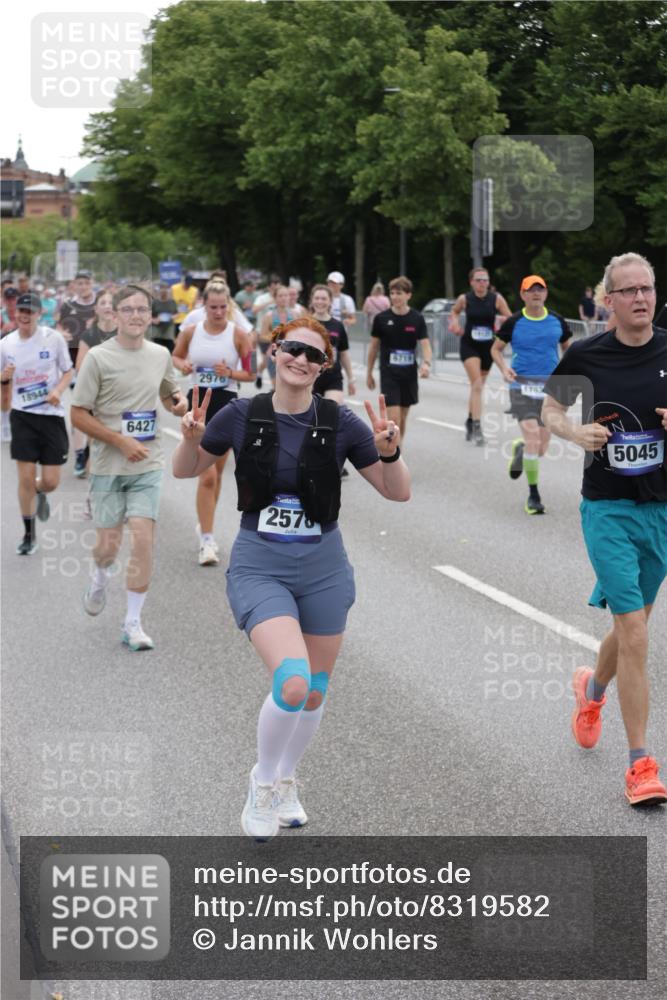 29.06.2025 - hella hamburg halbmarathon Jannik Wohlers http://msf.ph/oto/8319582 29.06.2025 10:39:17 Lombardsbrücke 2313, 2578, 2976, 3046, 4298, 4609, 4752, 5045, 5701, 6321, 6427, 6428, 6719, 6726, 6739, 7053, 7125, 7199, 7429, 8995, 9080, 9569, 9698, 9747, 9777, 10441, 10626, 10627, 10666, 10714, 10833, 11461, 11664, 11982, 12150, 12631, 12680, 13178, 13495, 14111, 14674, 14882, 15265, 15494, 16178, 17379, 17407, 17634, 17666, 17695, 18944, 19121 meine-sportfotos.de