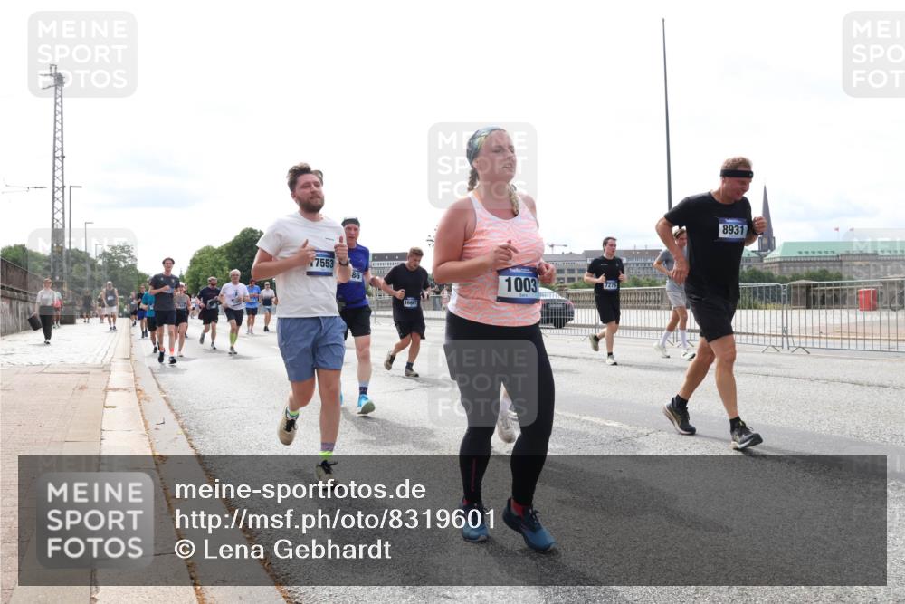 29.06.2025 - hella hamburg halbmarathon Lena Gebhardt http://msf.ph/oto/8319601 29.06.2025 10:22:41 Lombardsbrücke 7553, 86, 1003, 8931, 1029, 1187, 1419, 1598, 1853, 2022, 2294, 2351, 2479, 2766, 2886, 3003, 3034, 3108, 3430, 3457, 3511, 3600, 3601, 3910, 3946, 4113, 4114, 4131, 4556, 4559, 4829, 4969, 4970, 5079, 5223, 5343, 5629, 5798, 5838, 6030, 6048, 6049, 6303, 6307, 6347, 6820, 6826, 6899, 7097, 7188, 7190, 7266, 7276, 7529, 7794, 7925, 8355, 8511, 8855, 8884, 8931, 9256, 10205, 10826, 12190, 13921, 14525, 14801 meine-sportfotos.de