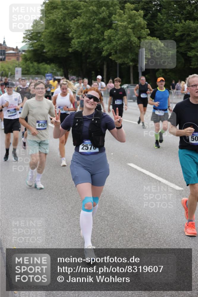 29.06.2025 - hella hamburg halbmarathon Jannik Wohlers http://msf.ph/oto/8319607 29.06.2025 10:39:17 Lombardsbrücke 2313, 2578, 2976, 3046, 4298, 4609, 4752, 5045, 5701, 6321, 6427, 6428, 6719, 6726, 6739, 7053, 7125, 7199, 7429, 8995, 9080, 9569, 9698, 9747, 9777, 10441, 10626, 10627, 10666, 10714, 10833, 11461, 11664, 11982, 12150, 12631, 12680, 13178, 13495, 14111, 14674, 14882, 15265, 15494, 16178, 17379, 17407, 17634, 17666, 17695, 18944, 19121 meine-sportfotos.de