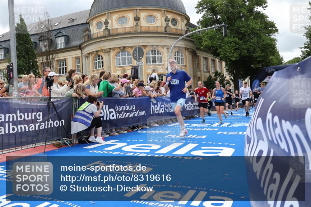 29.06.2025 - hella hamburg halbmarathon Strokosch-Dieckow http://msf.ph/oto/8319616 29.06.2025 10:58:32 Ziel 2619, 2978, 3251, 4467, 4767, 5341, 6592, 6595, 7082, 7476, 7659, 8322, 9316, 12712, 12809, 12862, 12879, 13694, 16531, 17415, 18501, 18556, 19166 meine-sportfotos.de