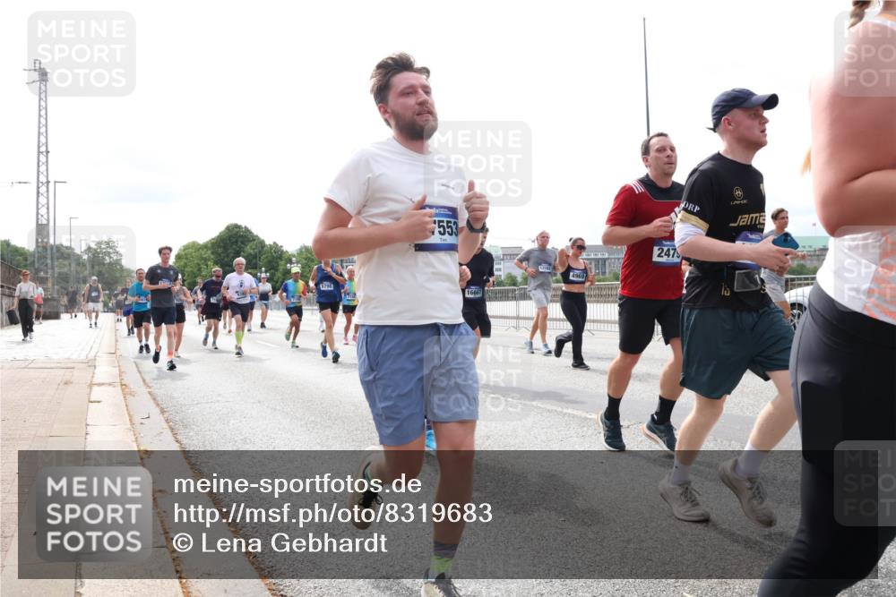 29.06.2025 - hella hamburg halbmarathon Lena Gebhardt http://msf.ph/oto/8319683 29.06.2025 10:22:42 Lombardsbrücke 7553, 5798, 16667, 12592, 4969, 247, 1029, 1187, 1419, 1598, 1853, 2022, 2294, 2351, 2479, 2766, 2886, 3003, 3029, 3034, 3108, 3430, 3457, 3511, 3600, 3601, 3910, 3946, 4113, 4114, 4131, 4556, 4559, 4829, 4969, 4970, 5079, 5223, 5343, 5629, 5798, 5838, 6030, 6048, 6049, 6303, 6307, 6347, 6820, 6826, 6899, 7097, 7188, 7190, 7266, 7276, 7529, 7794, 7925, 8355, 8511, 8855, 8931, 9256, 10205, 10826, 12190, 13921, 14525, 14801 meine-sportfotos.de