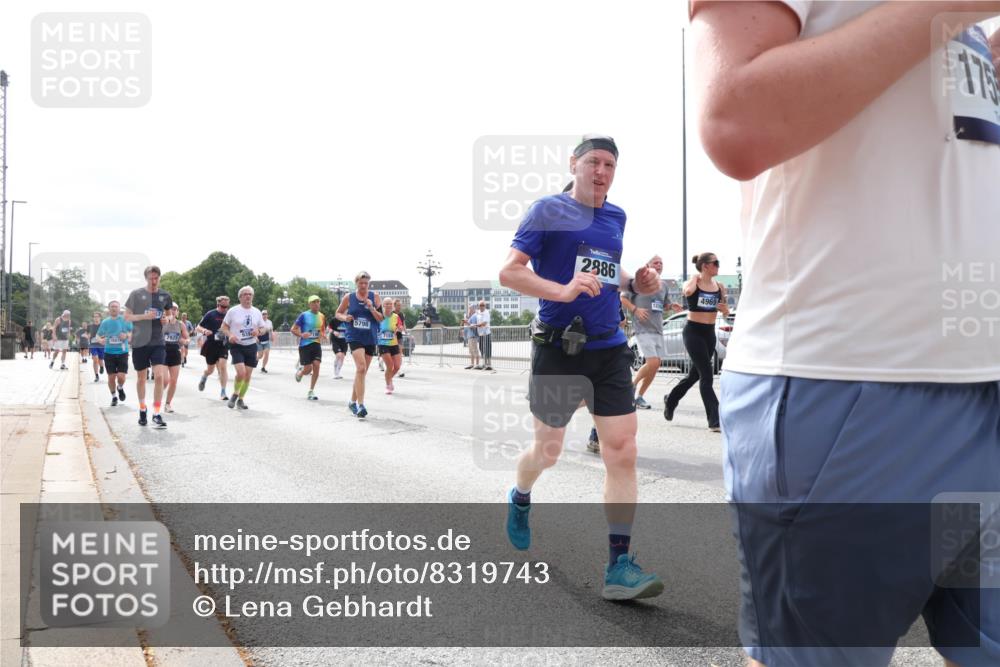 29.06.2025 - hella hamburg halbmarathon Lena Gebhardt http://msf.ph/oto/8319743 29.06.2025 10:22:42 Lombardsbrücke 5798, 2886, 12592, 4969, 175, 1029, 1187, 1419, 1598, 1853, 2022, 2294, 2351, 2479, 2766, 2886, 3003, 3029, 3034, 3108, 3430, 3457, 3511, 3600, 3601, 3910, 3946, 4113, 4114, 4131, 4556, 4559, 4829, 4969, 4970, 5079, 5223, 5343, 5629, 5798, 5838, 6030, 6048, 6049, 6303, 6307, 6347, 6820, 6826, 6899, 7097, 7188, 7190, 7266, 7276, 7529, 7794, 7925, 8355, 8511, 8855, 8931, 9256, 10205, 10826, 12190, 13921, 14525, 14801 meine-sportfotos.de
