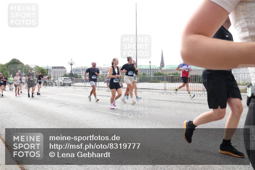 29.06.2025 - hella hamburg halbmarathon Lena Gebhardt http://msf.ph/oto/8319777 29.06.2025 10:37:33 Lombardsbrücke 7777, 9520, 7544, 16303, 6821, 1047, 1022, 1276, 1337, 1475, 1597, 1819, 2016, 2031, 2072, 2104, 2199, 2272, 2480, 2486, 2640, 2853, 3127, 3230, 3246, 3633, 3714, 4097, 4347, 4733, 5139, 5146, 5171, 5186, 5522, 5560, 5790, 5875, 5940, 6172, 6243, 6584, 6821, 6955, 7085, 7124, 7235, 7321, 7350, 7544, 7707, 7777, 7823, 8257, 8258, 8811, 8843, 9054, 9055, 9247, 9288, 9524, 9895, 10159, 10506, 11087, 12123, 12254, 12472, 12824, 16680, 17798 meine-sportfotos.de