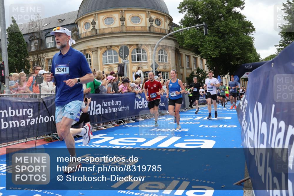 29.06.2025 - hella hamburg halbmarathon Strokosch-Dieckow http://msf.ph/oto/8319785 29.06.2025 10:58:33 Ziel 2619, 2978, 3251, 4467, 4767, 5341, 6592, 6595, 7082, 7659, 8322, 9316, 12712, 12809, 12862, 12879, 13694, 15197, 18501, 18556, 18587, 19166 meine-sportfotos.de