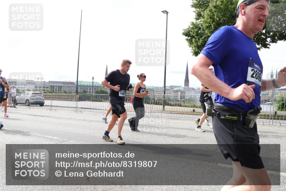 29.06.2025 - hella hamburg halbmarathon Lena Gebhardt http://msf.ph/oto/8319807 29.06.2025 10:22:43 Lombardsbrücke 16667, 727, 2886, 1029, 1187, 1598, 1853, 2022, 2294, 2351, 2479, 2766, 2886, 3003, 3029, 3034, 3108, 3430, 3457, 3511, 3600, 3601, 3910, 3946, 4113, 4114, 4131, 4556, 4559, 4829, 4969, 4970, 5079, 5223, 5343, 5629, 5798, 5838, 6030, 6048, 6049, 6303, 6307, 6347, 6820, 6826, 6899, 7097, 7188, 7190, 7266, 7276, 7529, 7794, 7925, 8355, 8511, 8855, 8931, 9256, 9913, 10205, 10826, 12190, 13921, 14525, 14801 meine-sportfotos.de