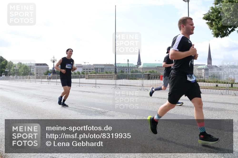 29.06.2025 - hella hamburg halbmarathon Lena Gebhardt http://msf.ph/oto/8319935 29.06.2025 10:12:44 Lombardsbrücke 16826, 7911, 1020, 1051, 1249, 1610, 1785, 1850, 1851, 1939, 2531, 2891, 2942, 2963, 2964, 3182, 3248, 3262, 3746, 4453, 4499, 4532, 4554, 5150, 5166, 5176, 5597, 5598, 6207, 6822, 6871, 6966, 7014, 7873, 7907, 8917, 8971, 9254, 9405, 10067, 10402, 10581, 10685, 11025, 11720, 12456, 13566, 13816, 14404, 14540, 14863, 14868, 14869, 15012, 15369, 15531, 16323, 16473, 16826, 16911, 17061, 17994, 18178, 18493, 18530 meine-sportfotos.de
