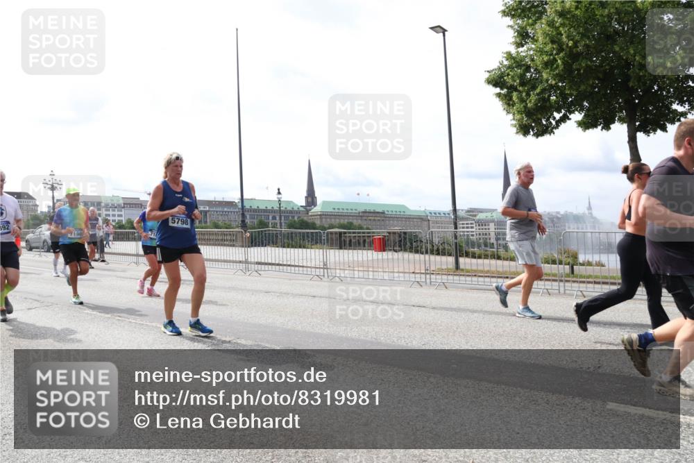 29.06.2025 - hella hamburg halbmarathon Lena Gebhardt http://msf.ph/oto/8319981 29.06.2025 10:22:44 Lombardsbrücke 392, 190, 71, 5798, 1029, 1187, 1598, 1853, 2022, 2294, 2351, 2479, 2766, 2886, 3003, 3029, 3034, 3108, 3430, 3457, 3511, 3600, 3601, 3910, 3946, 4113, 4114, 4131, 4556, 4559, 4829, 4969, 4970, 5079, 5223, 5343, 5629, 5798, 5838, 6030, 6048, 6049, 6303, 6307, 6347, 6784, 6785, 6820, 6826, 6899, 7097, 7188, 7190, 7266, 7276, 7529, 7794, 7925, 8355, 8511, 8855, 8931, 9133, 9256, 9913, 10205, 10826, 12190, 13921, 14525, 14801 meine-sportfotos.de