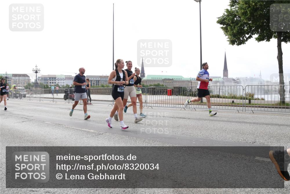 29.06.2025 - hella hamburg halbmarathon Lena Gebhardt http://msf.ph/oto/8320034 29.06.2025 10:37:33 Lombardsbrücke 7544, 16308, 682, 1022, 1276, 1337, 1475, 1597, 1819, 2016, 2031, 2072, 2104, 2199, 2272, 2480, 2486, 2640, 2853, 3127, 3230, 3246, 3633, 3714, 4097, 4347, 4733, 5139, 5146, 5171, 5186, 5522, 5560, 5790, 5875, 5940, 6172, 6243, 6584, 6821, 6955, 7085, 7124, 7235, 7321, 7350, 7544, 7707, 7777, 7823, 8257, 8258, 8811, 8843, 9054, 9055, 9247, 9288, 9524, 9895, 10159, 10506, 11087, 12123, 12254, 12472, 12824, 16680, 17798 meine-sportfotos.de