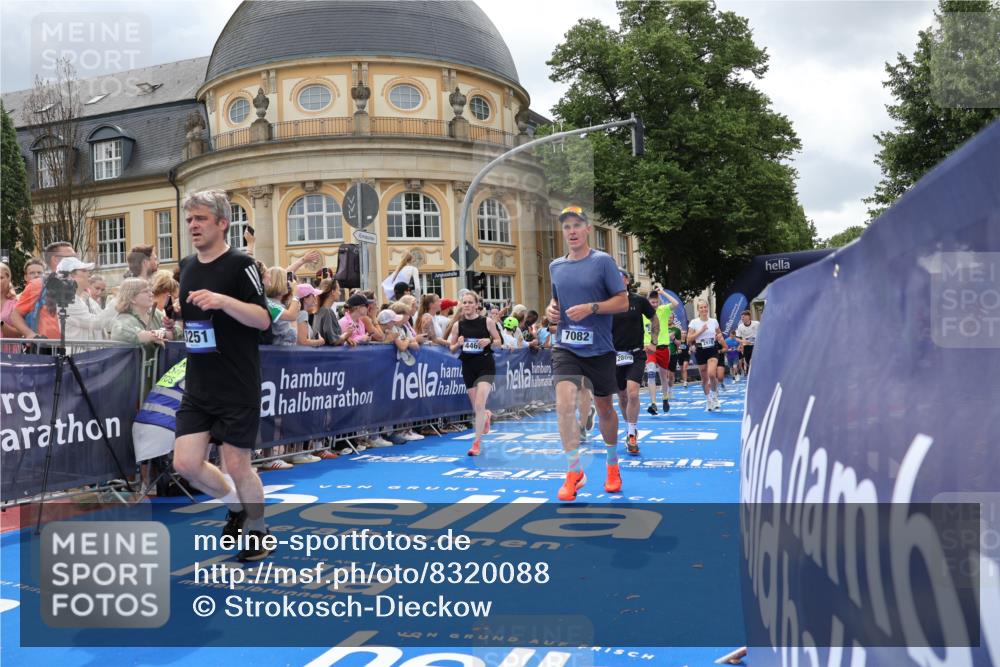 29.06.2025 - hella hamburg halbmarathon Strokosch-Dieckow http://msf.ph/oto/8320088 29.06.2025 10:58:36 Ziel 1319, 2619, 2656, 2978, 3251, 4467, 5341, 5675, 6592, 6595, 7082, 7659, 8322, 8929, 9316, 10943, 11605, 11846, 12712, 12809, 12862, 12879, 13512, 13694, 15197, 16189, 18501, 18556, 18587 meine-sportfotos.de