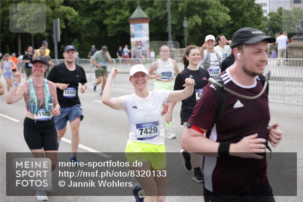 29.06.2025 - hella hamburg halbmarathon Jannik Wohlers http://msf.ph/oto/8320133 29.06.2025 10:39:23 Lombardsbrücke 1586, 1899, 2313, 2578, 2976, 3046, 3882, 3883, 3884, 4298, 4752, 5045, 5654, 5701, 6427, 6428, 6698, 6739, 7045, 7053, 7125, 7199, 7429, 8107, 8612, 8622, 8865, 8866, 9080, 9747, 10441, 10648, 10666, 10714, 10833, 10901, 10939, 11664, 11874, 11982, 12631, 12883, 13644, 14327, 14674, 14882, 15265, 16532, 16784, 17379, 17407, 17634, 17695, 18157, 18944, 19121, 19163 meine-sportfotos.de