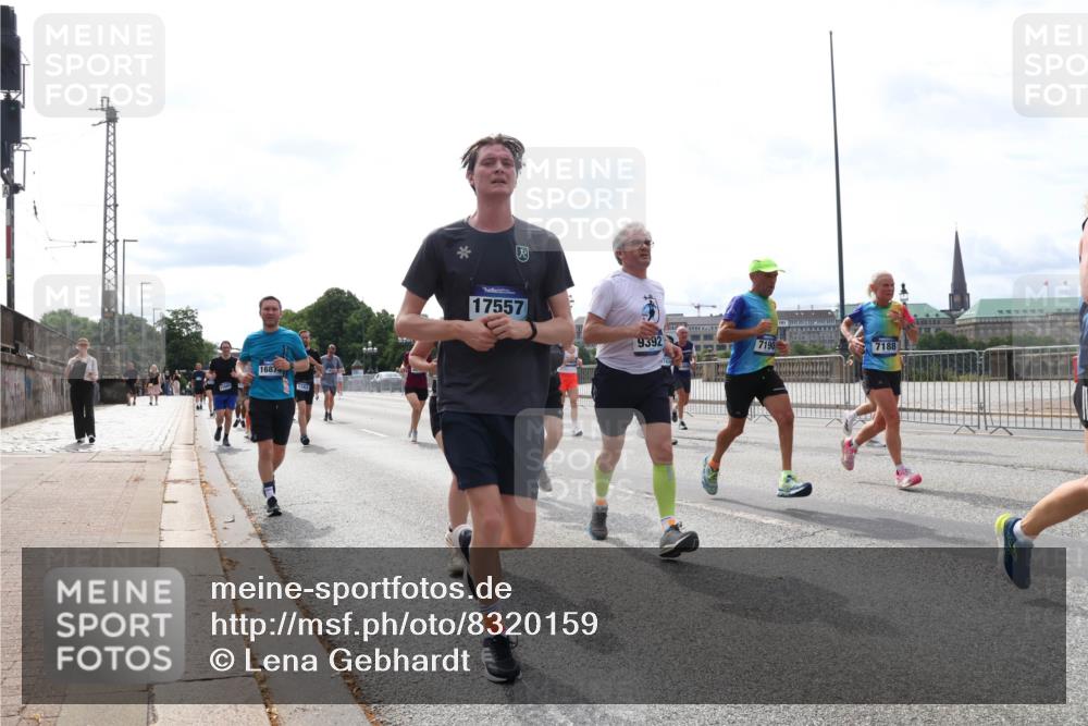29.06.2025 - hella hamburg halbmarathon Lena Gebhardt http://msf.ph/oto/8320159 29.06.2025 10:22:45 Lombardsbrücke 1687, 17557, 9392, 7190, 7188, 1029, 1187, 1598, 1853, 2022, 2294, 2351, 2479, 2766, 2886, 3003, 3029, 3034, 3108, 3430, 3457, 3511, 3600, 3601, 3910, 3946, 4113, 4114, 4131, 4556, 4559, 4829, 4969, 4970, 5079, 5223, 5343, 5629, 5798, 5838, 6030, 6048, 6049, 6303, 6307, 6347, 6784, 6785, 6820, 6826, 6899, 7097, 7188, 7190, 7266, 7276, 7529, 7794, 7891, 7925, 8355, 8511, 8855, 8931, 9133, 9256, 9913, 10205, 10826, 12190, 13560, 13921, 14525, 14801 meine-sportfotos.de