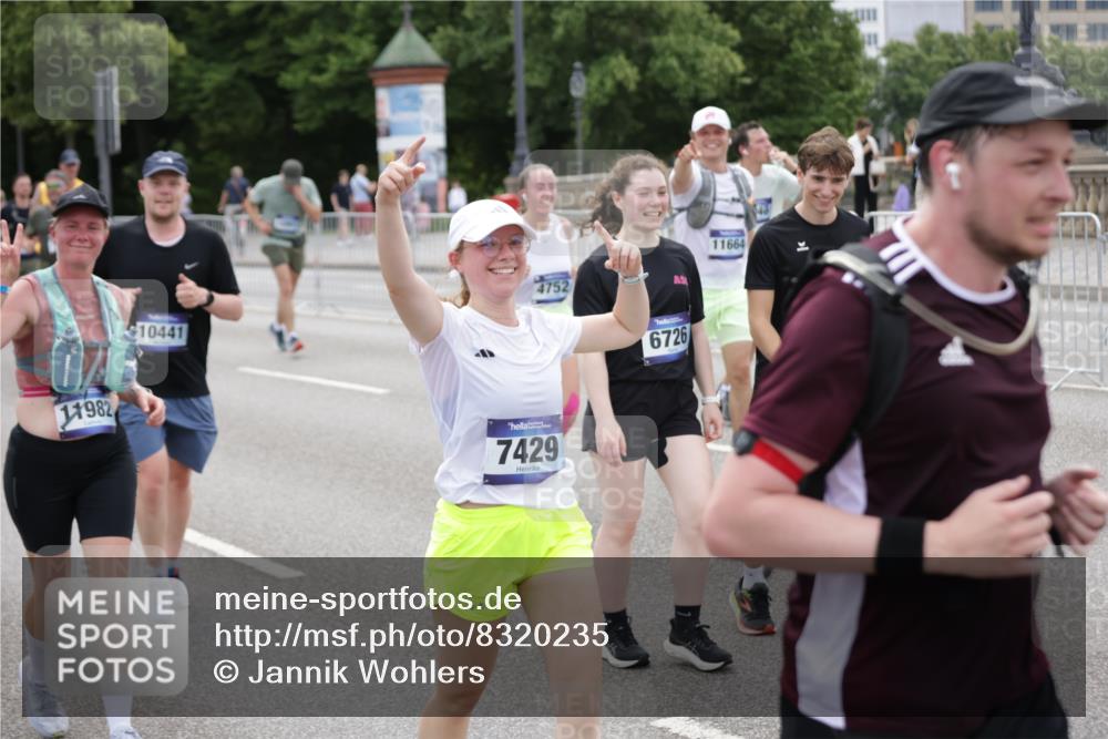 29.06.2025 - hella hamburg halbmarathon Jannik Wohlers http://msf.ph/oto/8320235 29.06.2025 10:39:23 Lombardsbrücke 1586, 1899, 2313, 2578, 2976, 3046, 3882, 3883, 3884, 4298, 4752, 5045, 5654, 5701, 6427, 6428, 6698, 6739, 7045, 7053, 7125, 7199, 7429, 8107, 8612, 8622, 8865, 8866, 9080, 9747, 10441, 10648, 10666, 10714, 10833, 10901, 10939, 11664, 11874, 11982, 12631, 12883, 13644, 14327, 14674, 14882, 15265, 16532, 16784, 17379, 17407, 17634, 17695, 18157, 18944, 19121, 19163 meine-sportfotos.de
