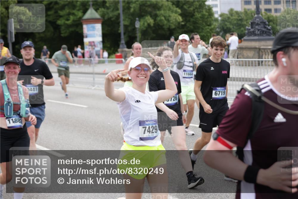 29.06.2025 - hella hamburg halbmarathon Jannik Wohlers http://msf.ph/oto/8320249 29.06.2025 10:39:23 Lombardsbrücke 1586, 1899, 2313, 2578, 2976, 3046, 3882, 3883, 3884, 4298, 4752, 5045, 5654, 5701, 6427, 6428, 6698, 6739, 7045, 7053, 7125, 7199, 7429, 8107, 8612, 8622, 8865, 8866, 9080, 9747, 10441, 10648, 10666, 10714, 10833, 10901, 10939, 11664, 11874, 11982, 12631, 12883, 13644, 14327, 14674, 14882, 15265, 16532, 16784, 17379, 17407, 17634, 17695, 18157, 18944, 19121, 19163 meine-sportfotos.de