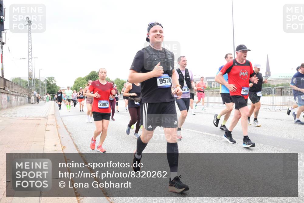 29.06.2025 - hella hamburg halbmarathon Lena Gebhardt http://msf.ph/oto/8320262 29.06.2025 10:57:17 Lombardsbrücke 2887, 9570, 14146, 14414, 1207, 1643, 2041, 2370, 2871, 2932, 3195, 3348, 3385, 3387, 3388, 3433, 3470, 3485, 3723, 3750, 3851, 4086, 4106, 4180, 4197, 4241, 4485, 4568, 4569, 4611, 4998, 5057, 5117, 5316, 5589, 5639, 5738, 6053, 6284, 6827, 6832, 6857, 6981, 7381, 7416, 7417, 7592, 7728, 7787, 7964, 8035, 8039, 8197, 8224, 8287, 8386, 8540, 8546, 8552, 8679, 8851, 8853, 8873, 9110, 9298, 9299 meine-sportfotos.de