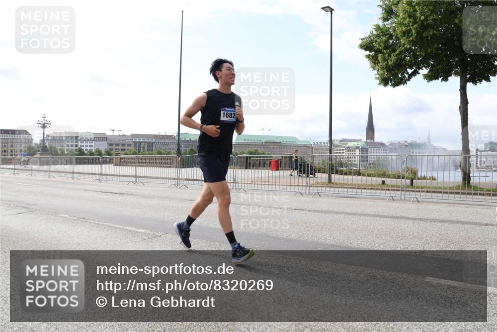 29.06.2025 - hella hamburg halbmarathon Lena Gebhardt http://msf.ph/oto/8320269 29.06.2025 10:12:45 Lombardsbrücke 1682, 1020, 1051, 1249, 1610, 1785, 1850, 1851, 1939, 2531, 2891, 2942, 2963, 2964, 3182, 3248, 3262, 3746, 4453, 4499, 4532, 4554, 5150, 5166, 5176, 5597, 5598, 6207, 6822, 6871, 6966, 7014, 7873, 7907, 8398, 8405, 8917, 8971, 9254, 9405, 10067, 10402, 10581, 10685, 11025, 11720, 12456, 13566, 13816, 14404, 14540, 14863, 14868, 14869, 15012, 15369, 15531, 16323, 16473, 16826, 16911, 17061, 17699, 17994, 18178, 18493, 18530 meine-sportfotos.de
