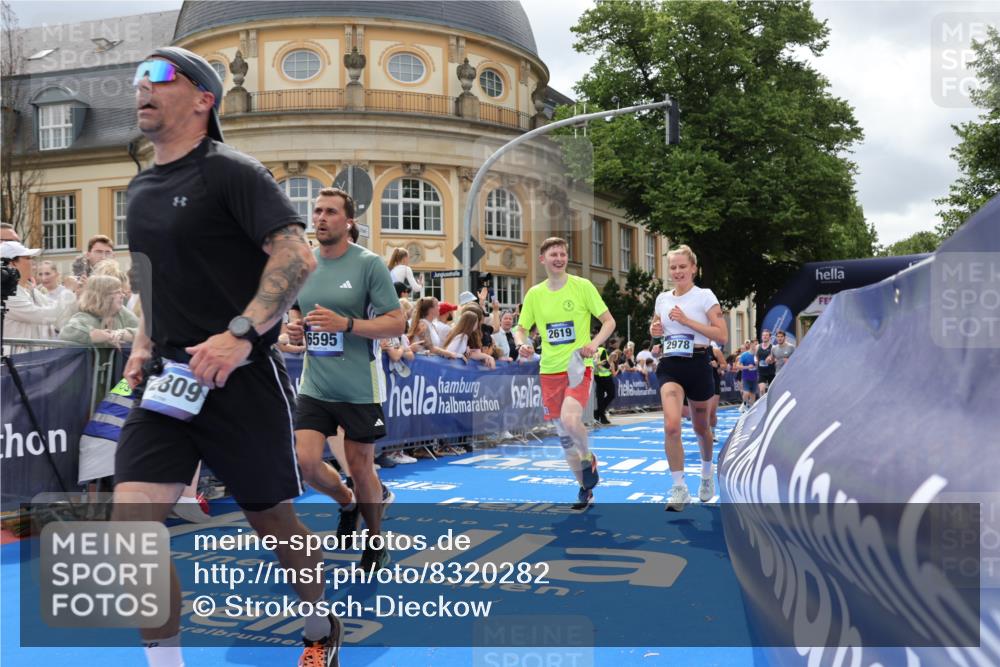 29.06.2025 - hella hamburg halbmarathon Strokosch-Dieckow http://msf.ph/oto/8320282 29.06.2025 10:58:38 Ziel 1319, 2619, 2656, 2978, 3251, 4467, 5341, 5675, 6592, 6595, 7082, 7659, 8322, 8929, 9316, 10943, 11605, 11846, 12712, 12809, 12862, 12879, 13512, 13694, 13880, 14266, 14902, 15197, 16189, 17839, 18501, 18556, 18587 meine-sportfotos.de