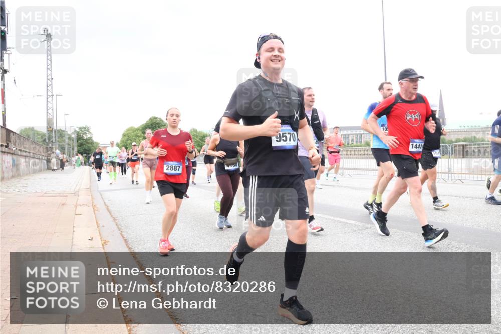 29.06.2025 - hella hamburg halbmarathon Lena Gebhardt http://msf.ph/oto/8320286 29.06.2025 10:57:17 Lombardsbrücke 2887, 9570, 46, 10, 14414, 1207, 1643, 2041, 2370, 2871, 2932, 3195, 3348, 3385, 3387, 3388, 3433, 3470, 3485, 3723, 3750, 3851, 4086, 4106, 4180, 4197, 4241, 4485, 4568, 4569, 4611, 4998, 5057, 5117, 5316, 5589, 5639, 5738, 6053, 6284, 6827, 6832, 6857, 6981, 7381, 7416, 7417, 7592, 7728, 7787, 7964, 8035, 8039, 8197, 8224, 8287, 8386, 8540, 8546, 8552, 8679, 8851, 8853, 8873, 9110, 9298, 9299 meine-sportfotos.de