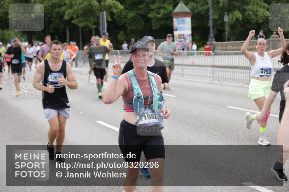 29.06.2025 - hella hamburg halbmarathon Jannik Wohlers http://msf.ph/oto/8320296 29.06.2025 10:39:24 Lombardsbrücke 1586, 1899, 2313, 2976, 3046, 3882, 3883, 3884, 4298, 4752, 5045, 5654, 5701, 6427, 6428, 6698, 6739, 7045, 7053, 7125, 7199, 7429, 7456, 8107, 8612, 8622, 8865, 8866, 9080, 9747, 10441, 10648, 10666, 10714, 10833, 10901, 10939, 11664, 11874, 11982, 12631, 12883, 13644, 14327, 14578, 14674, 14882, 15265, 16532, 16784, 17407, 17634, 17695, 18157, 18944, 19121, 19163 meine-sportfotos.de